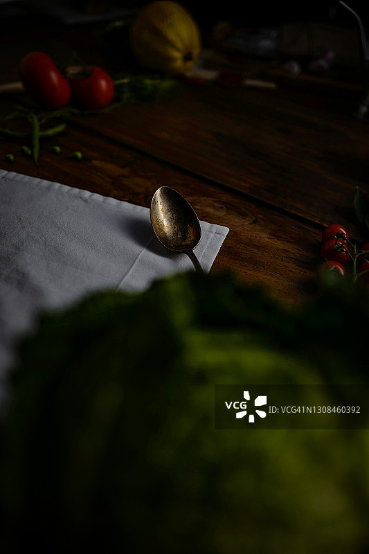 木桌上的银勺图片素材