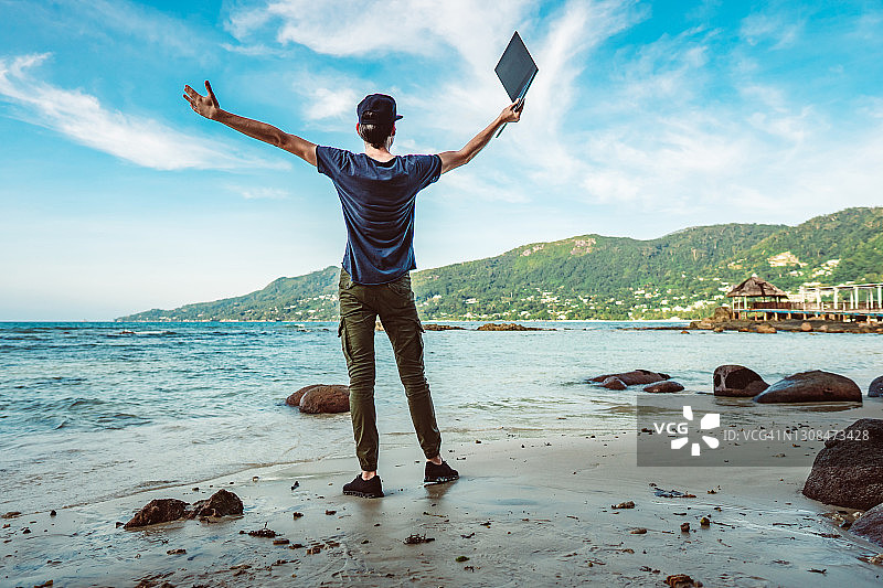 年轻男人在清晨的沙滩上放松图片素材