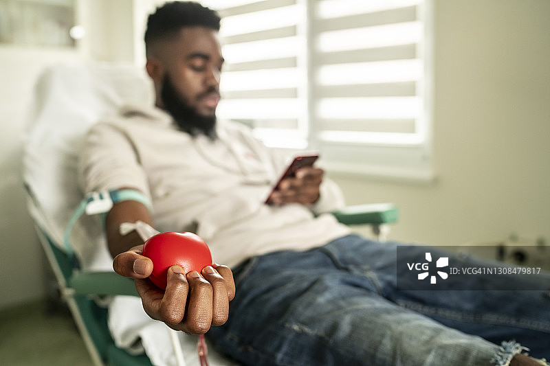 年轻男人献血图片素材