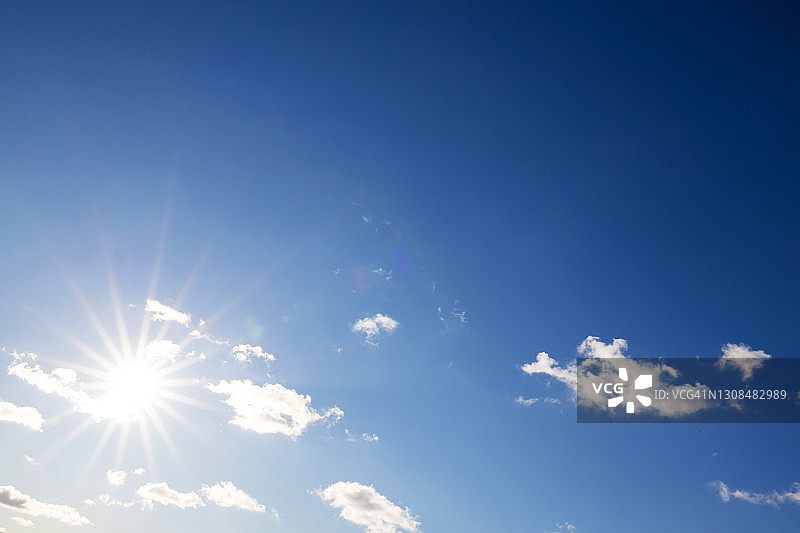 晴空下的太阳图片素材