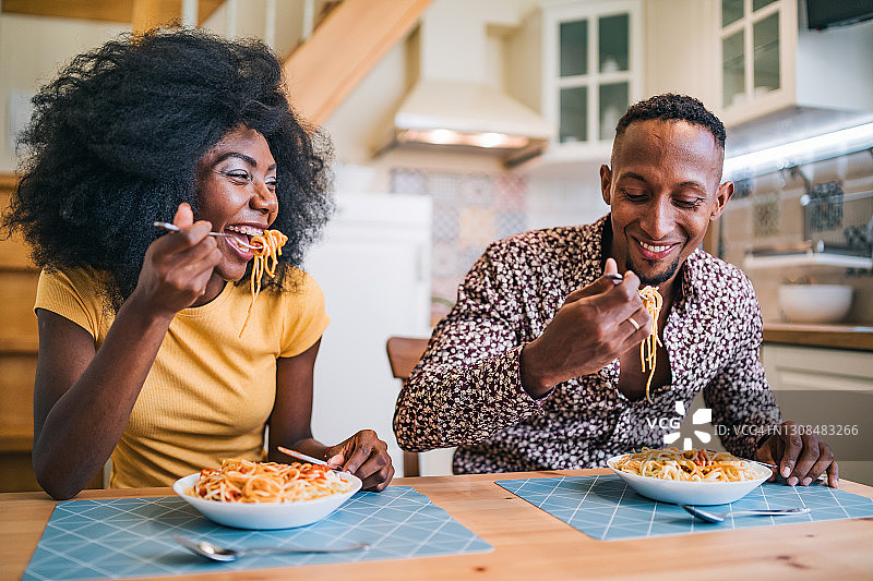 隔离期间情侣在家享用午餐图片素材