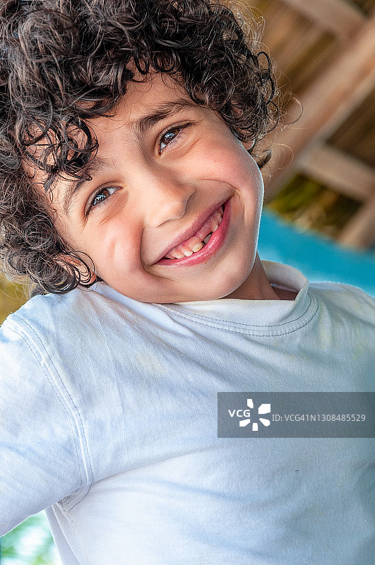 古巴儿童的微笑肖像，罕见角度图片素材