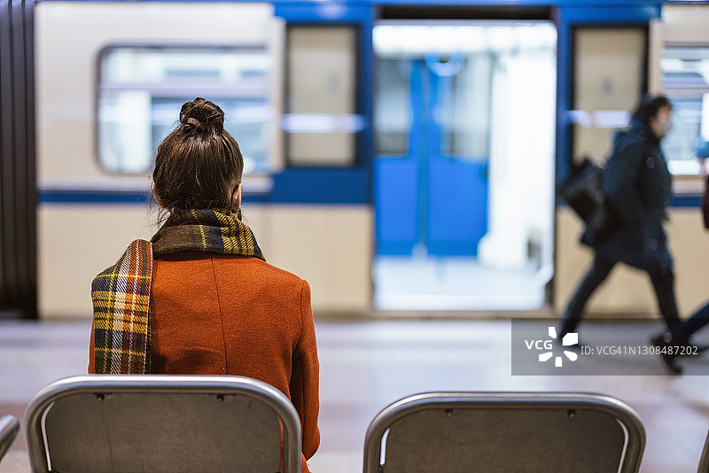 通勤者坐在地铁的板凳上图片素材