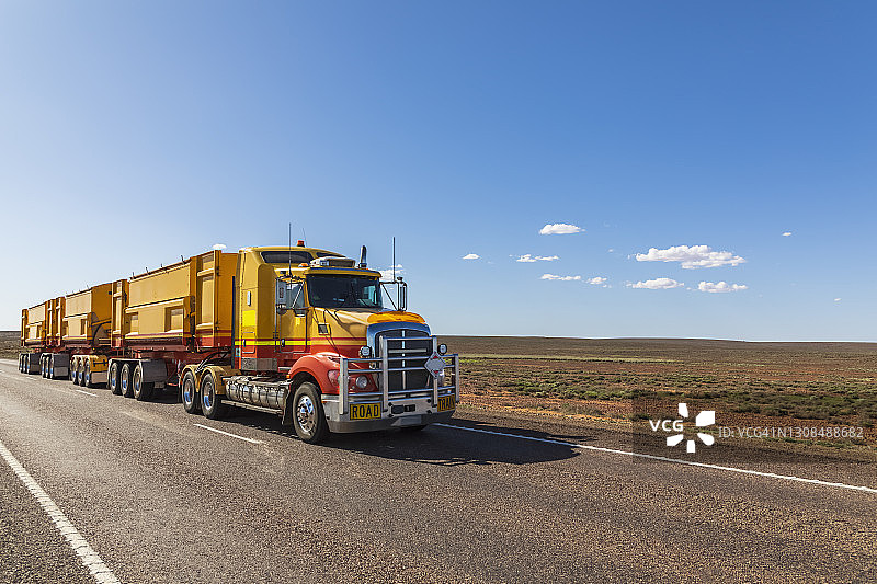 澳大利亚南澳大利亚斯图尔特公路上的公路列车图片素材