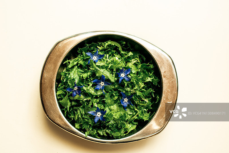 菊苣沙拉配蓝色食用花图片素材