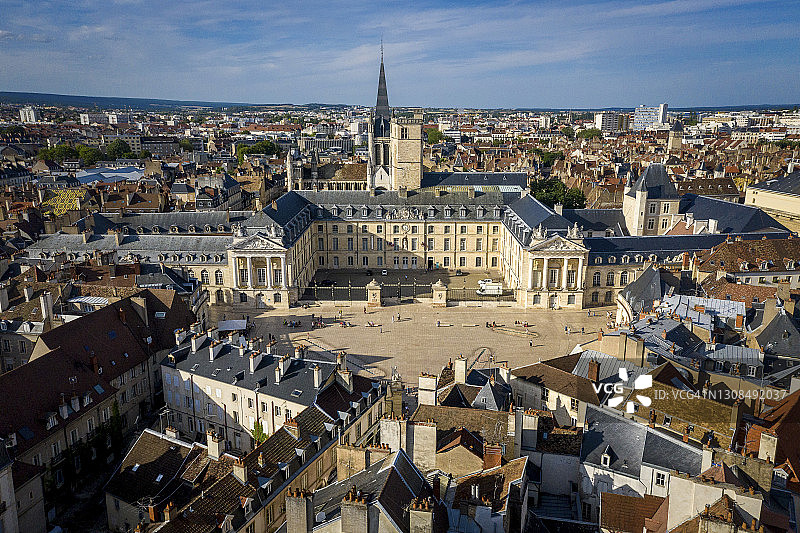 法国科多尔省，第戎，勃艮第公爵宫和庄园以及周围建筑的立面图片素材