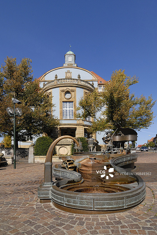 多瑙埃辛根 - 历史悠久的市政厅、城市广场和喷泉 - 巴登-符腾堡州，德国，欧洲图片素材