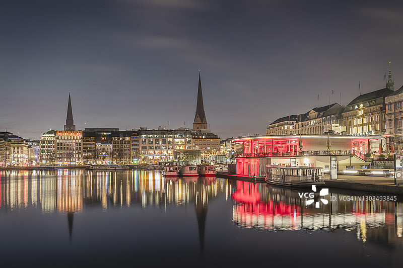 德国汉堡：黎明时分，Binnenalster湖中倒映的城市建筑图片素材
