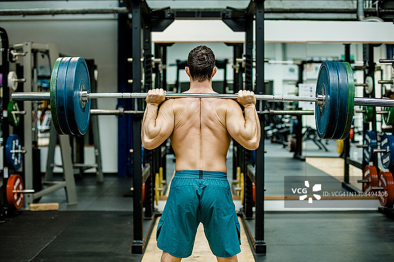 男人在健身房举重图片素材