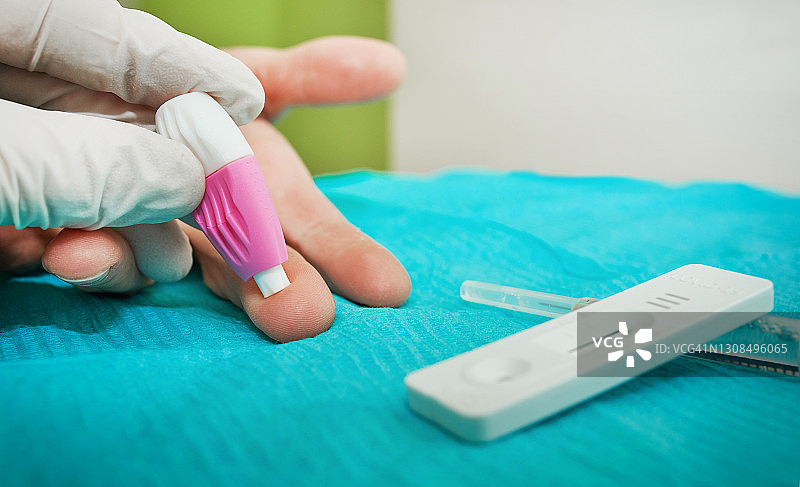 快速免疫测试的血液采样：IgM/IgG抗体新冠病毒盒式检测图片素材