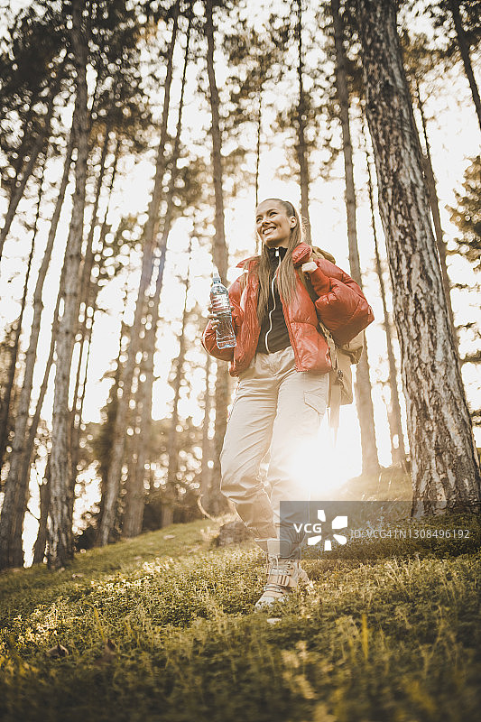 成功的徒步旅行者在日出时休息喝水图片素材