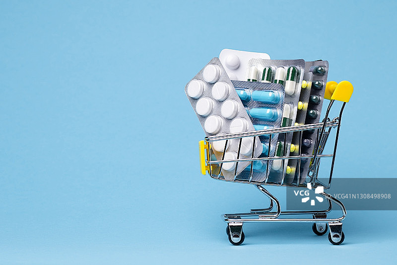 装满药丸的购物车图片素材