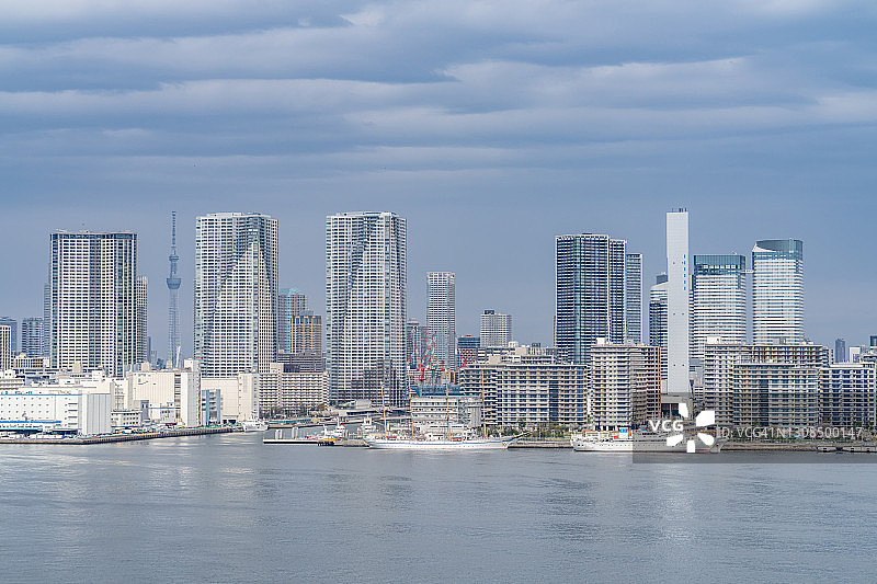 东京晴空塔与海湾住宅区图片素材