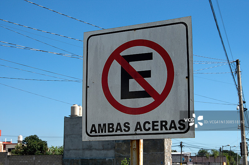 西班牙语标志：禁止在两侧人行道停车图片素材