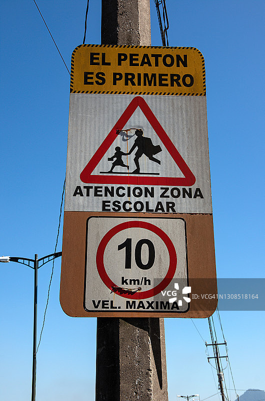 西班牙语标志：行人优先，注意学校区域，限速10公里/小时图片素材