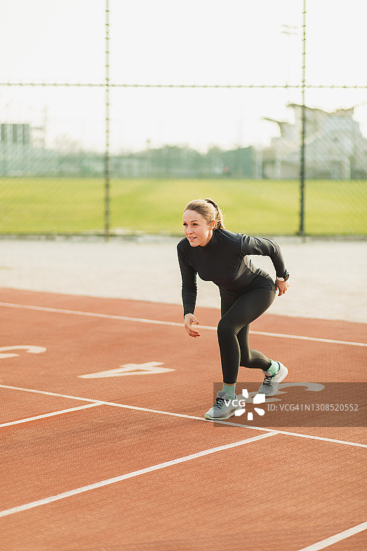 起跑线上准备赛跑的专注女性图片素材