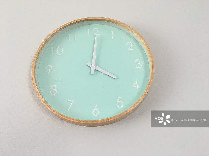 办公室墙上的时钟显示四点钟图片素材