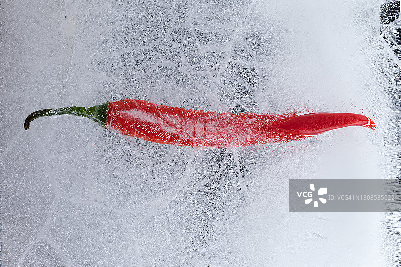 冰冻的红辣椒图片素材