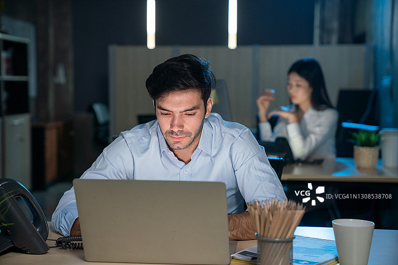 男人在夜晚工作图片素材
