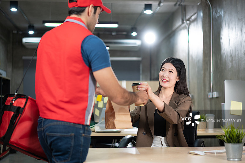 办公桌上的中餐外卖盒，在办公室吃东西图片素材