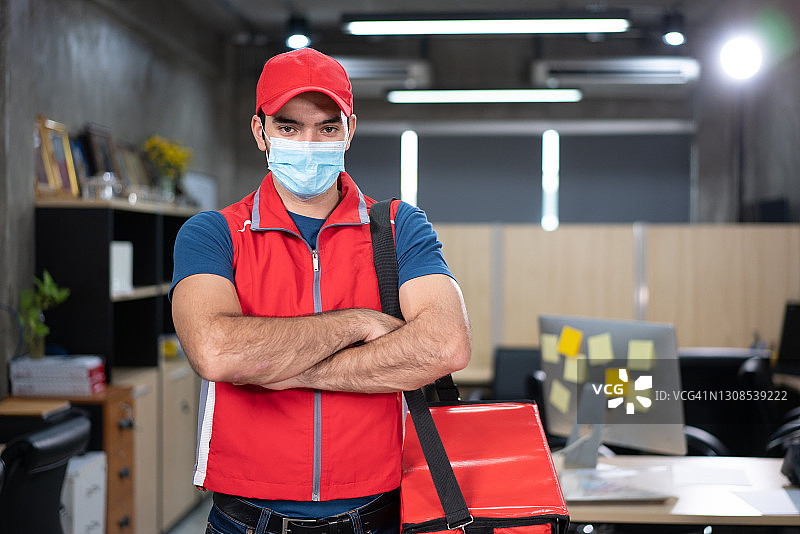 年轻男人送外卖图片素材