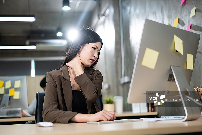 年轻女人颈肩疼痛，红色高光显示疼痛区域，医疗保健概念图片素材