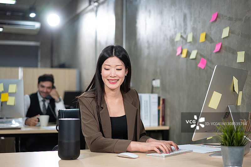 女商人使用虚拟助手图片素材