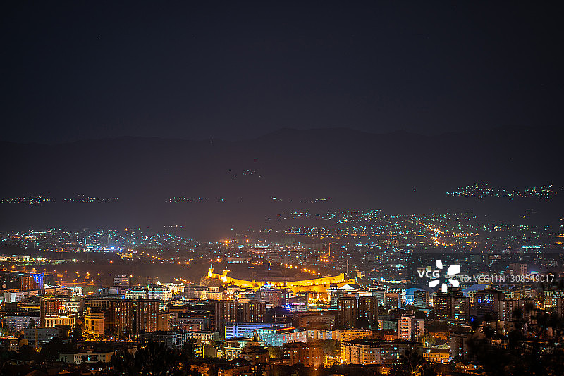 斯科普里夜间城市景观的俯视图图片素材