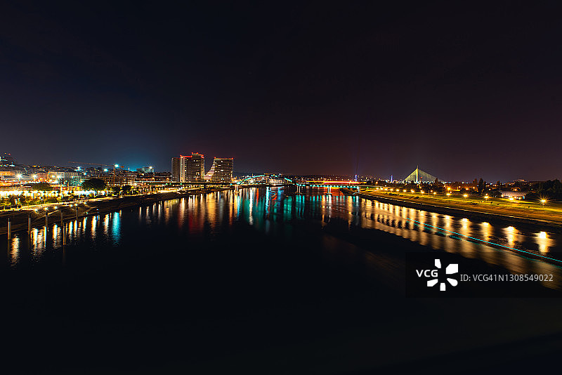 贝尔格莱德城市和萨瓦河夜景图片素材