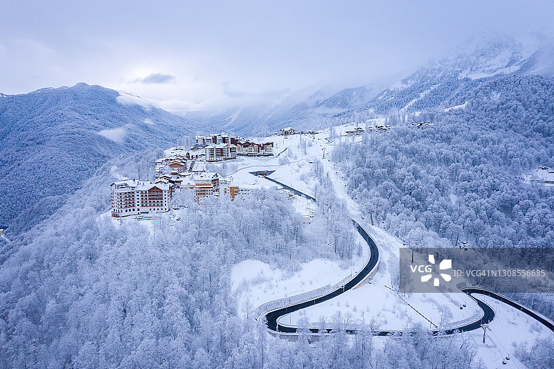 冬季航拍：俄罗斯索契红波利亚纳滑雪胜地图片素材
