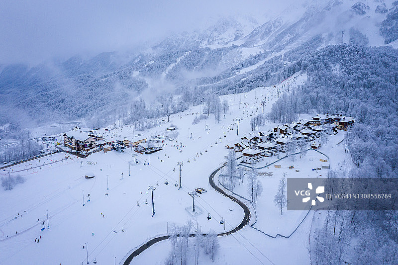 冬季航拍：俄罗斯索契红波利亚纳滑雪胜地图片素材