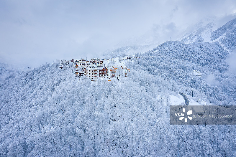 滑雪胜地罗莎库塔的冬季鸟瞰图。酒店群位于前奥运村罗莎高原的旧址上，海拔1170米。俄罗斯索契红波利亚纳图片素材