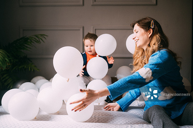 母子一起玩气球图片素材