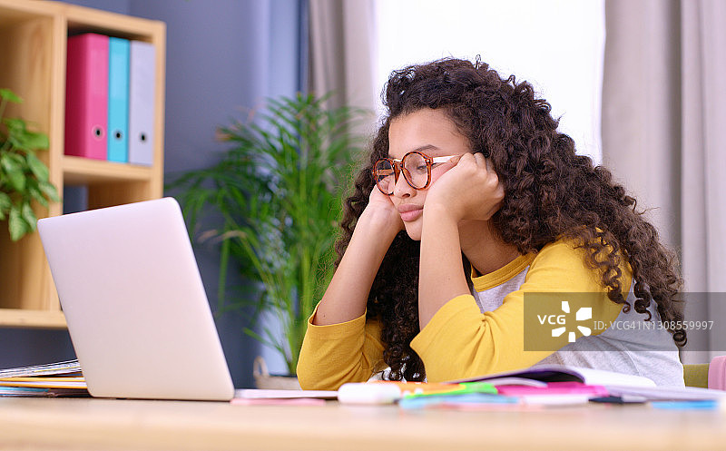 堆积如山的作业导致她严重倦怠图片素材