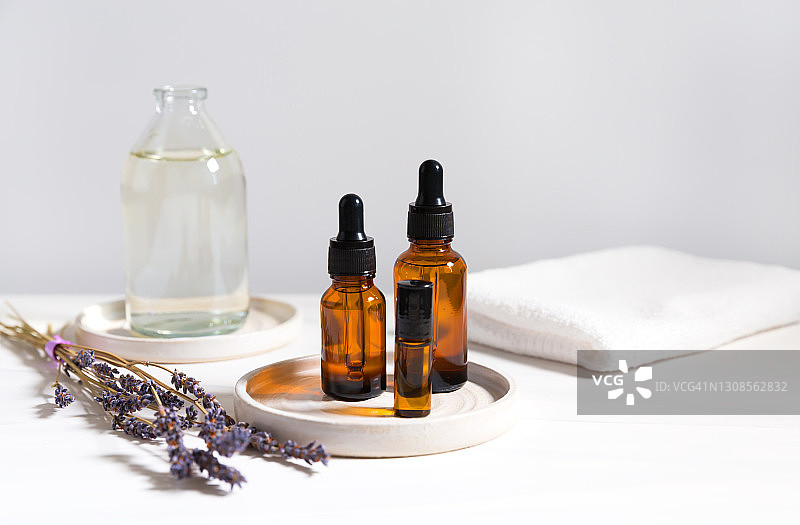 浅色背景上的玻璃化妆品瓶图片素材