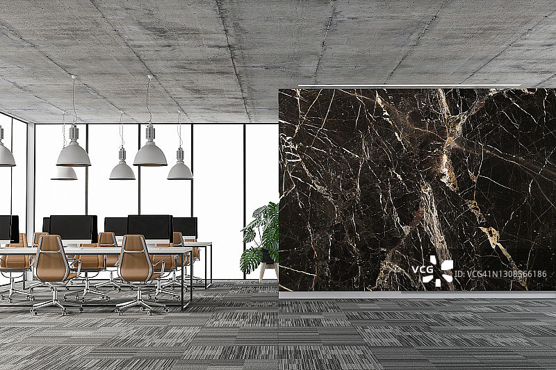 配备办公桌的空旷办公室内部空间图片素材