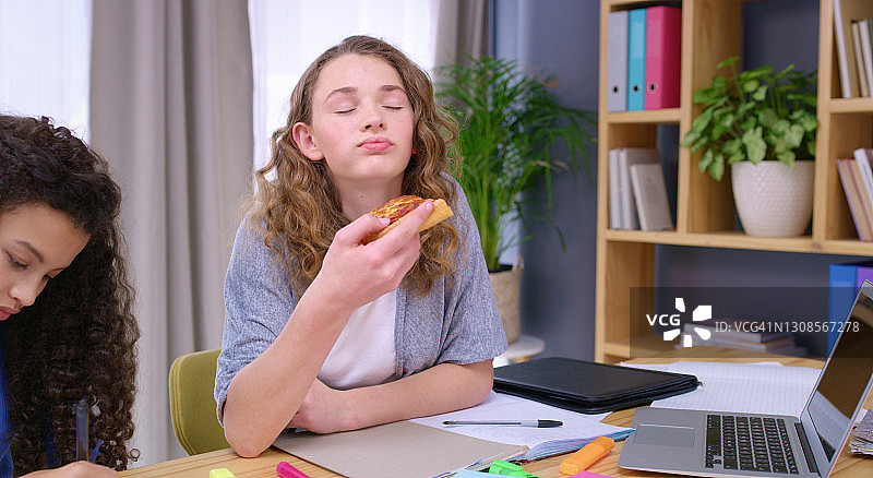 品尝她最喜欢的披萨的味道图片素材