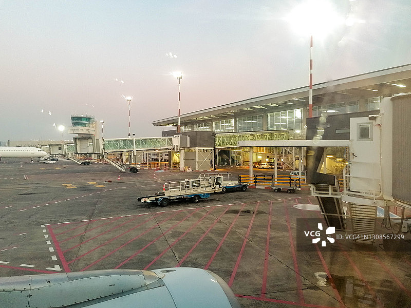 机场出发或到达图片素材