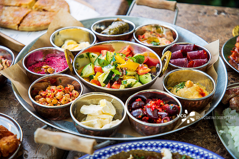 自助餐上盛有各种食物的中东餐盘图片素材