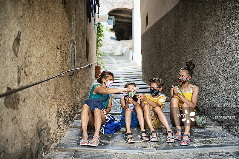 家庭在新冠疫情期间观光意大利小镇图片素材
