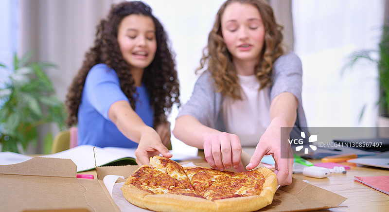 终于有机会从书本中解脱图片素材