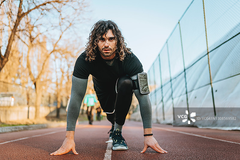 户外运动：起跑线上的男子图片素材