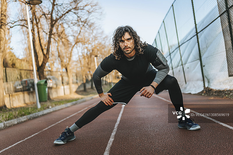 男人运动伸展图片素材