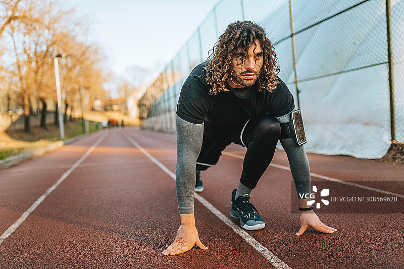户外运动：起跑线上的男子图片素材