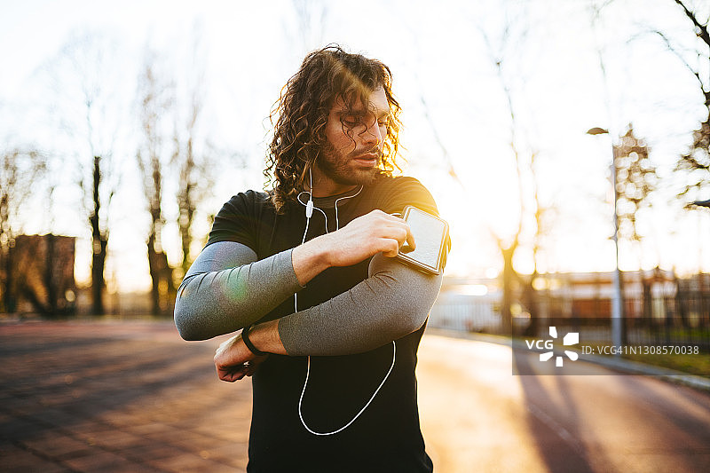 运动型男人在听音乐图片素材