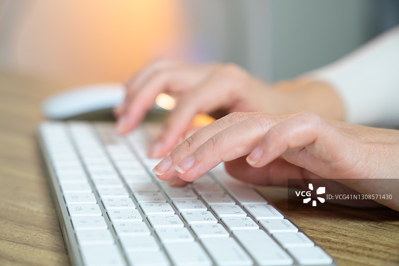 在电脑上工作的商务女性，会计，网上购物，键盘图片素材