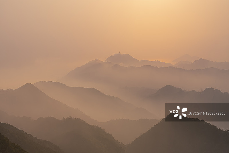 淡橙色背景：朦胧山脉图片素材