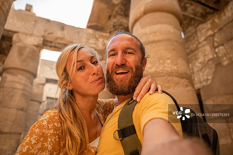 在埃及旅行，在古庙内自拍的情侣图片素材