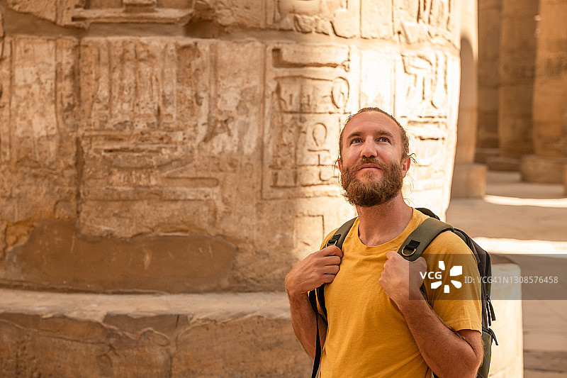 年轻男子在古老的卡纳克神庙漫步图片素材