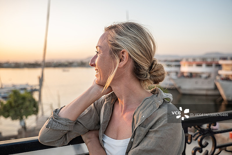 宁静的女人在尼罗河畔欣赏日落图片素材